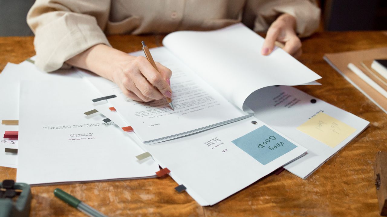 Kelebihan dan Kekurangan Self Editing Naskah Buku yang Perlu Penulis Ketahui