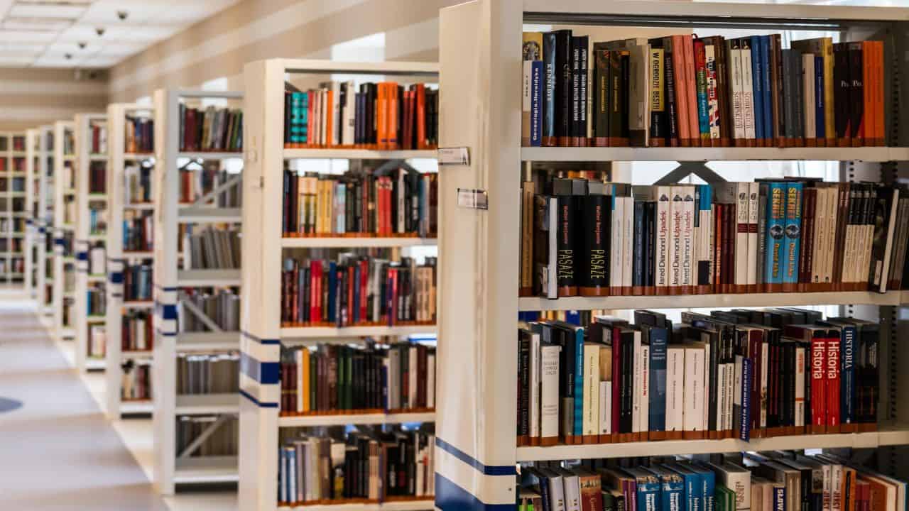 10+ Karakteristik Buku Referensi dan Tips Menyusunnya agar Sesuai Standar