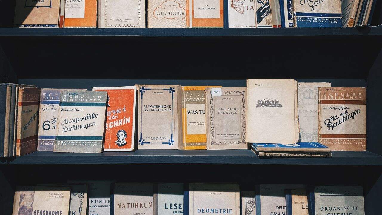 10+ Karakteristik Buku Referensi dan Tips Menyusunnya agar Sesuai Standar