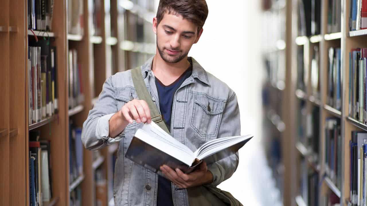 5 Hal yang Perlu Diperhatikan dalam Menentukan Bahan Pustaka Apa Saja yang Harus Diadakan di Perpustakaan