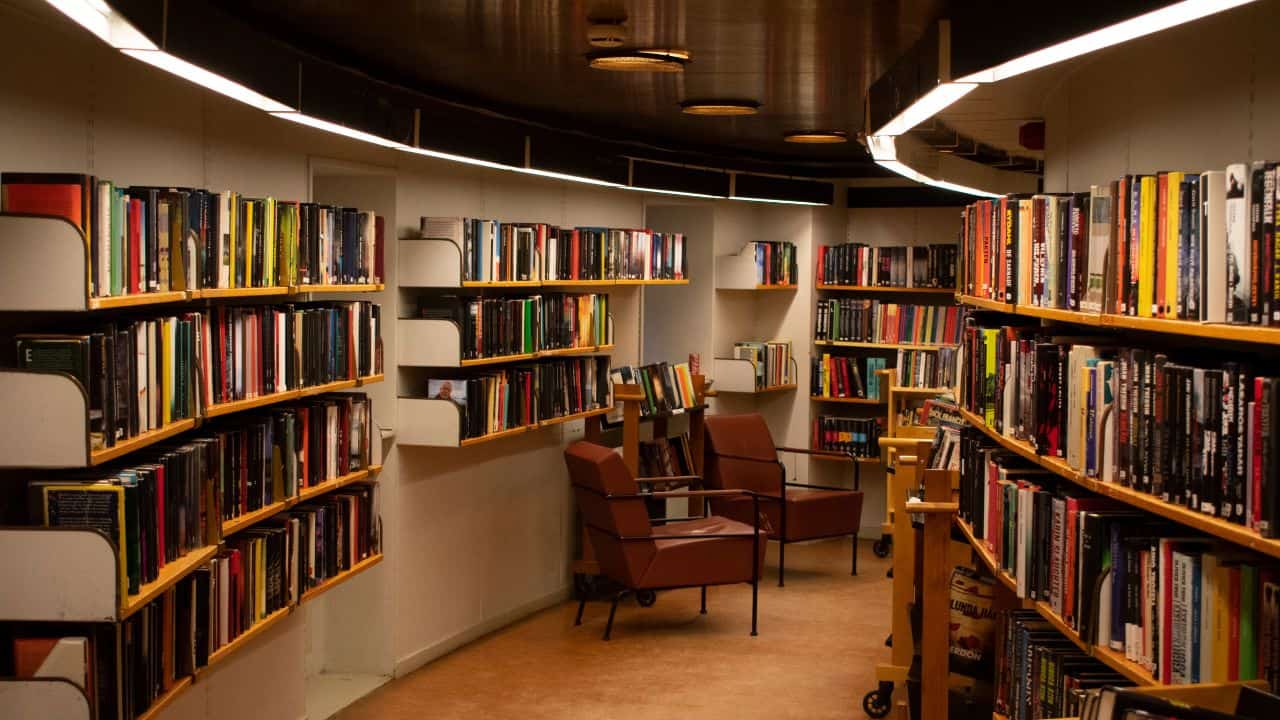 Pengadaan Buku Perpustakaan Universitas, Apa Peran Pustakawan dalam Proses Tersebut?
