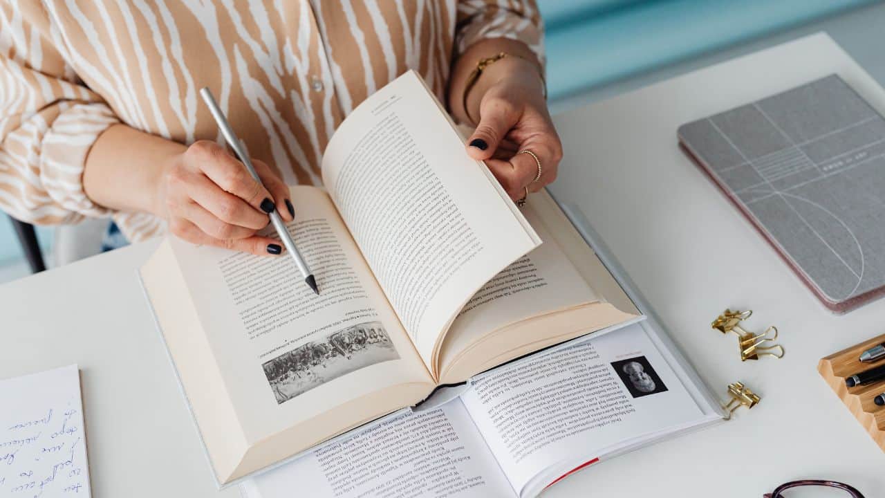 Perbedaan KTI dan Buku Akademik yang Wajib Dipahami Penulis