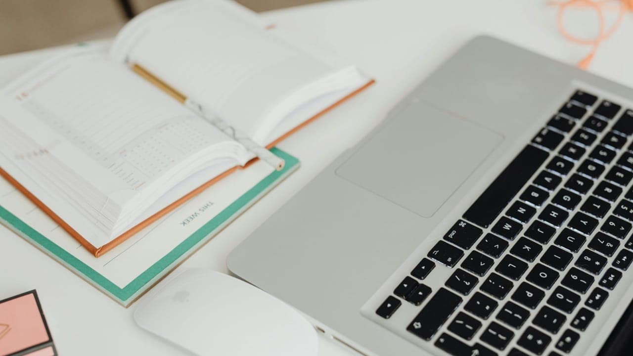 10 Keunggulan Menggunakan Jasa Editing Naskah Profesional