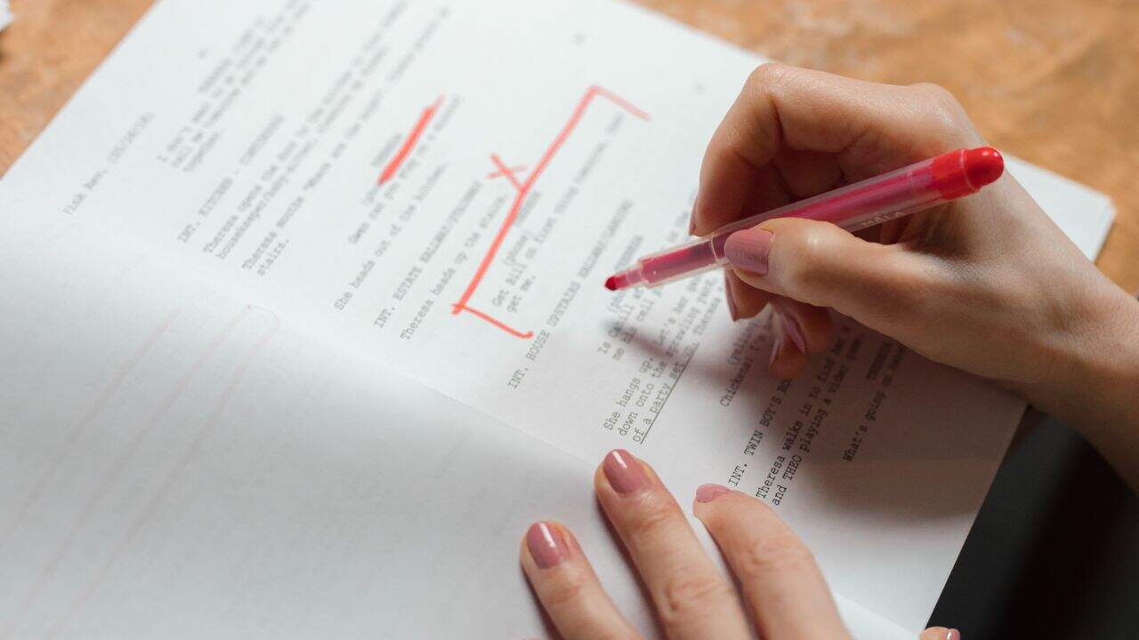 Perbedaan Revisi, Editing, dan Proofreading yang Perlu Dipahami Penulis