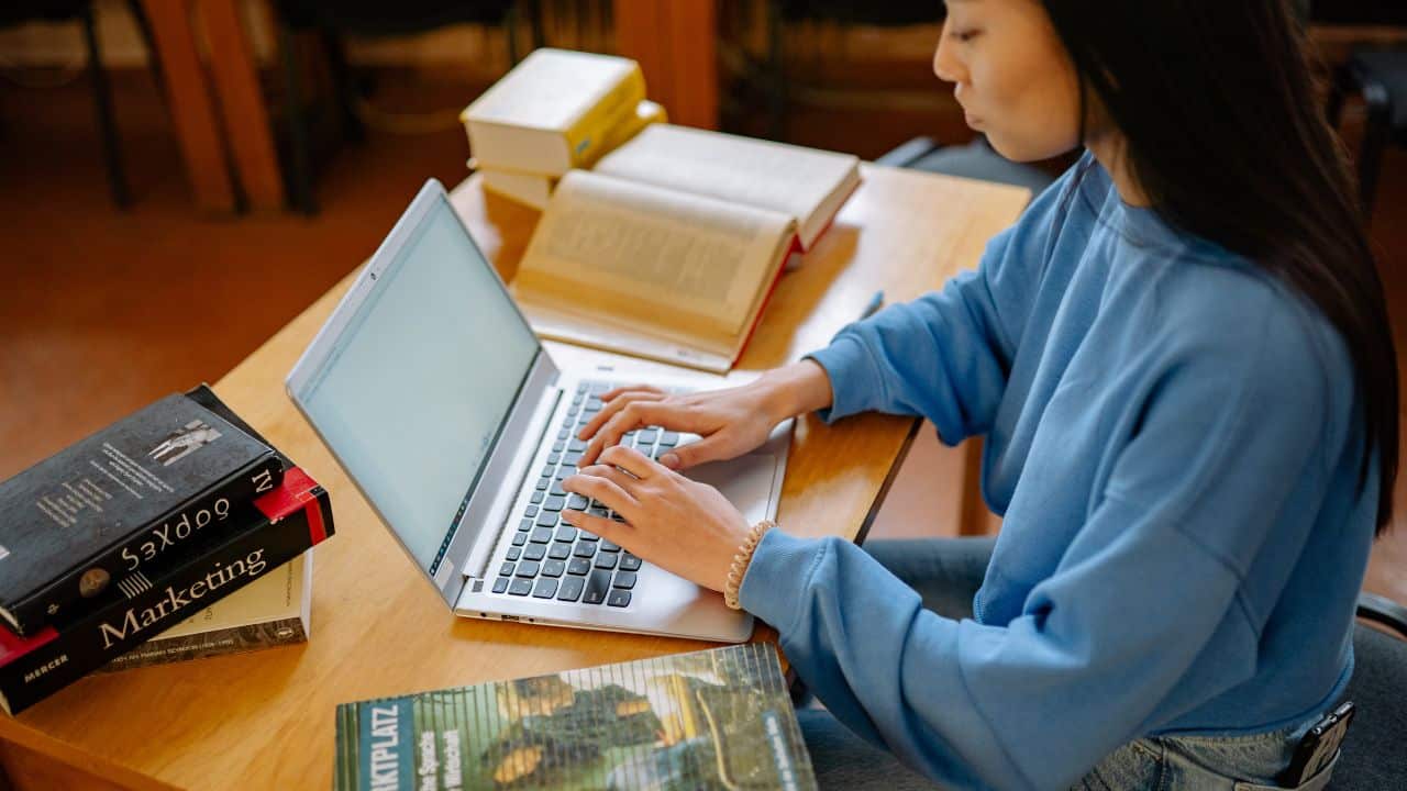 9 Tips Menulis Buku agar Cepat Selesai untuk Dosen