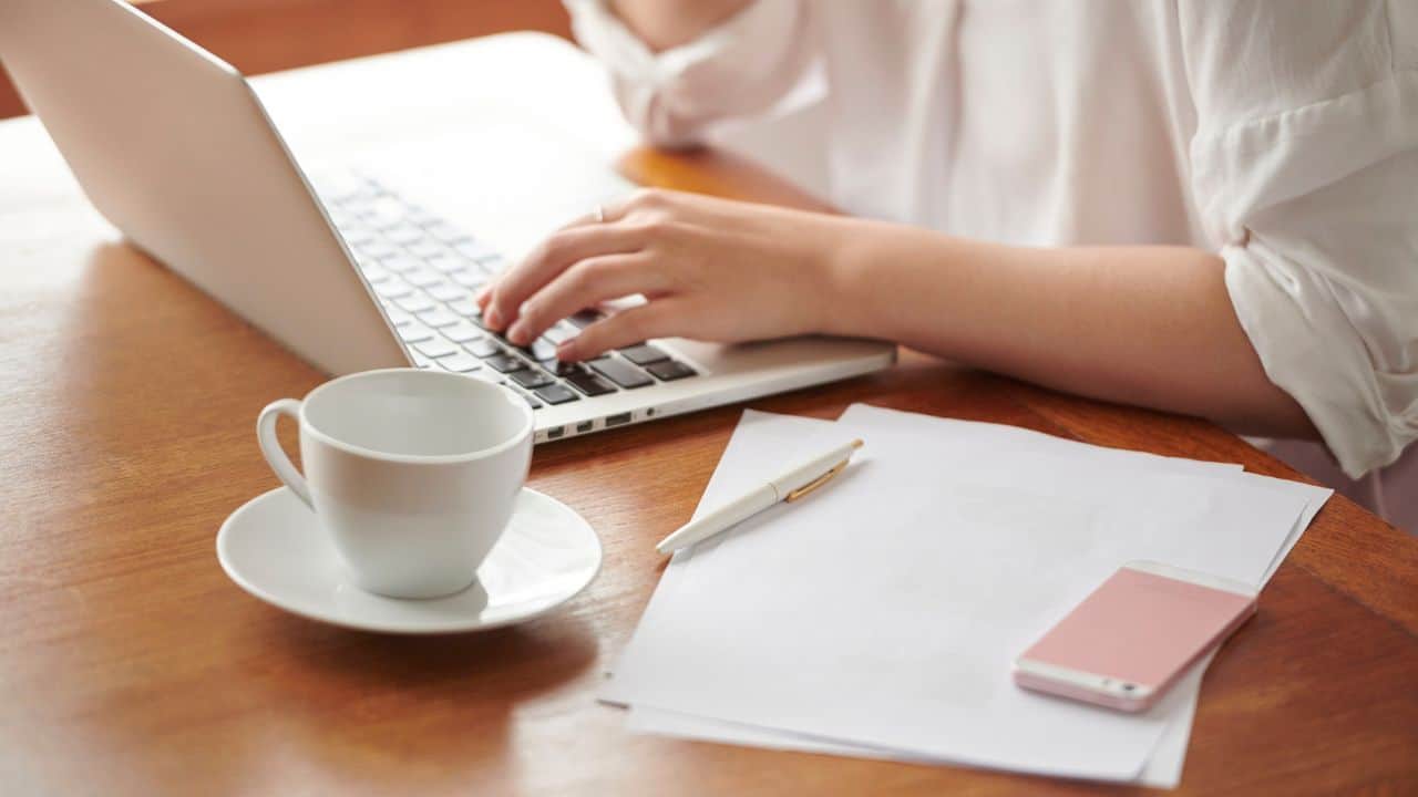 Apa Perbedaan Ghostwriter dan Co-author? Ini Detail Penjelasannya