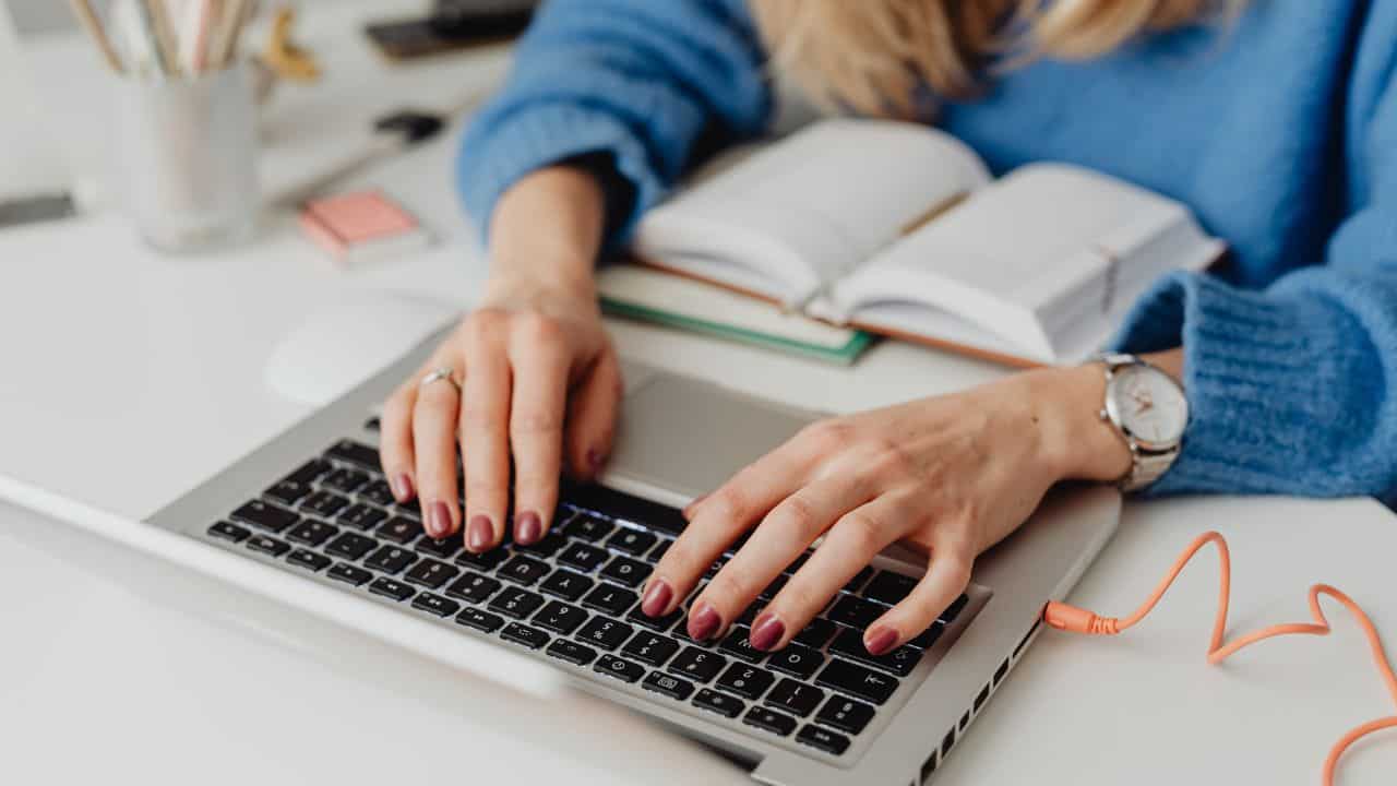 Apa Saja Keuntungan Menggunakan Jasa Ghostwriter? Ini Daftar Benefit yang Kamu Peroleh