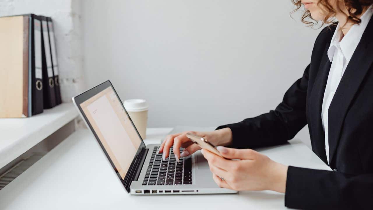 Apa Saja Keuntungan Menggunakan Jasa Ghostwriter? Ini Daftar Benefit yang Kamu Peroleh