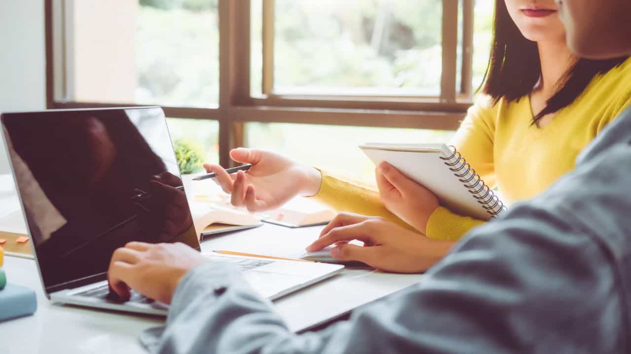 Tugas Mahasiswa dalam Tim Penelitian bersama Dosen yang Perlu Kamu Ketahui