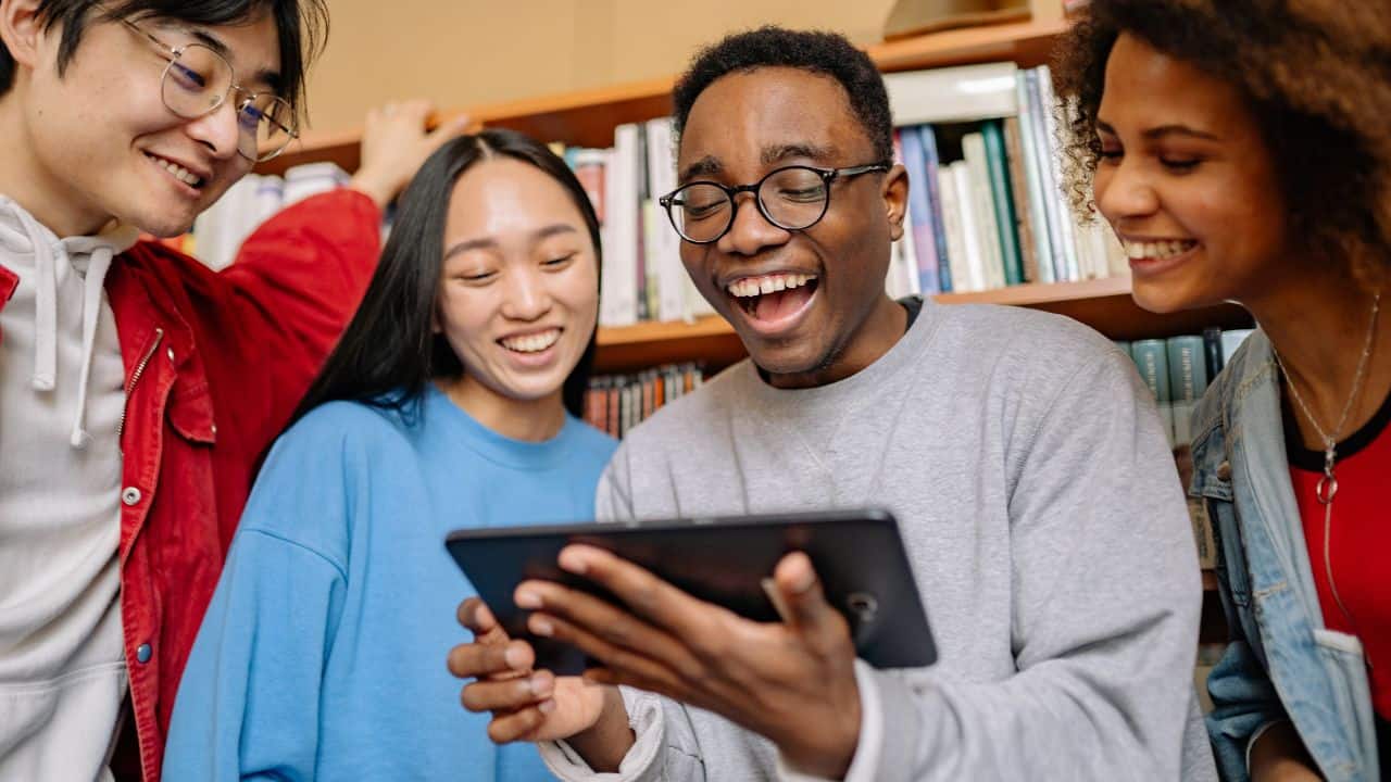 Manfaat Menjual Buku Akademik melalui Gramedia Digital