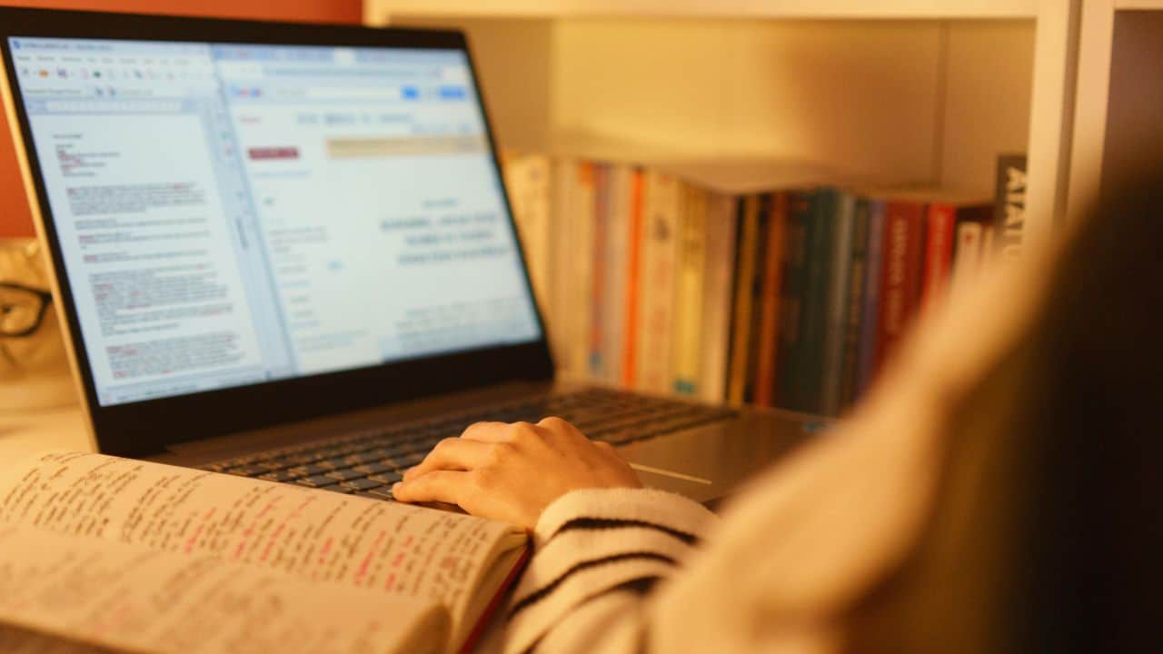 Perbedaan Revisi, Editing, dan Proofreading di Dunia Penulisan Buku Akademik