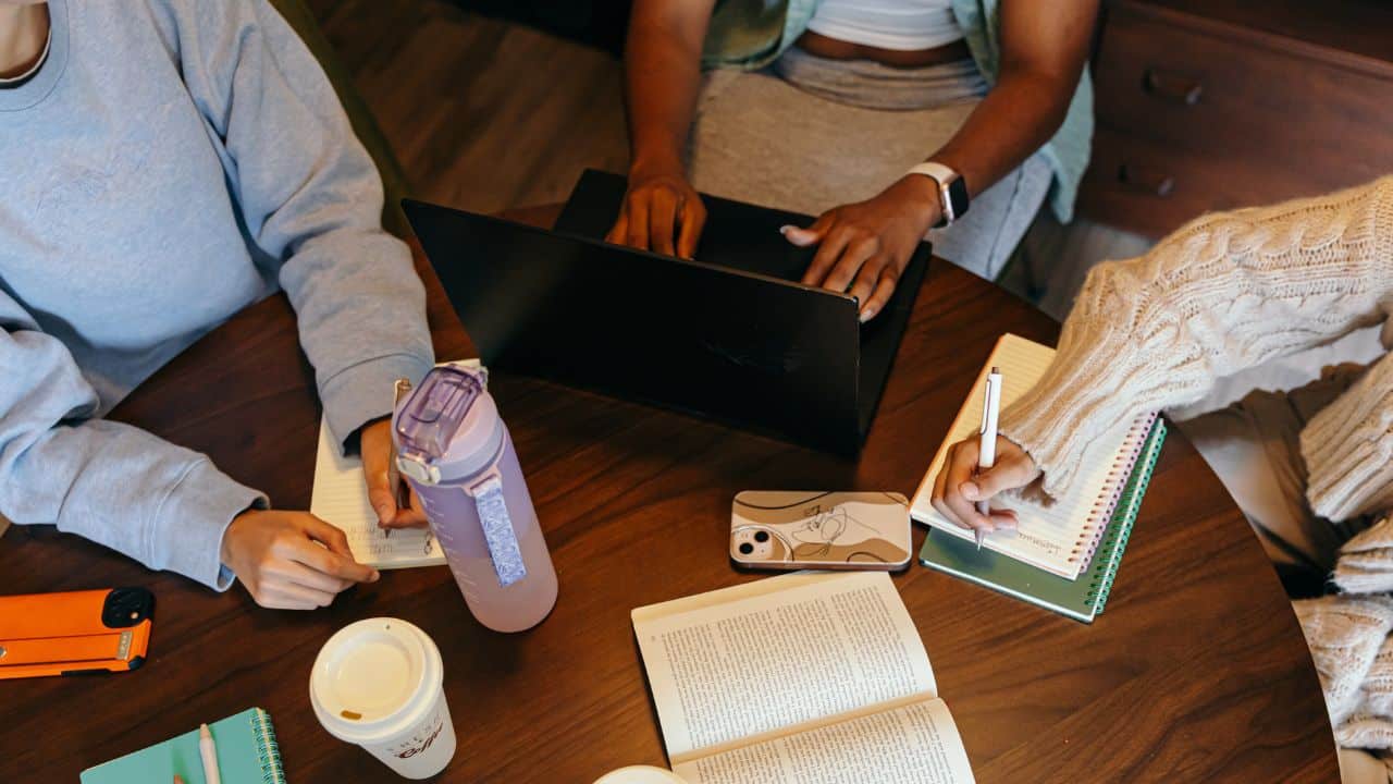 Daftar Pekerjaan Sampingan (Side Hustle) Fleksibel yang Cocok untuk Mahasiswa, Mana yang Paling Cocok untukmu?
